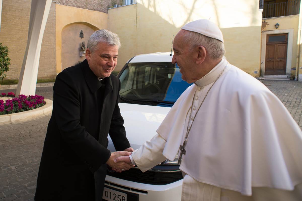 Nervosismo nella curia per il gesto di Krajewski, ma il Papa promuove l'elemosiniere