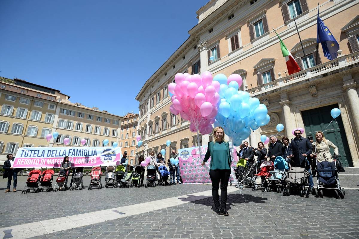 Roma, il flash mob FdI con i passeggini vuoti: "L'Italia ha bisogno di figli"