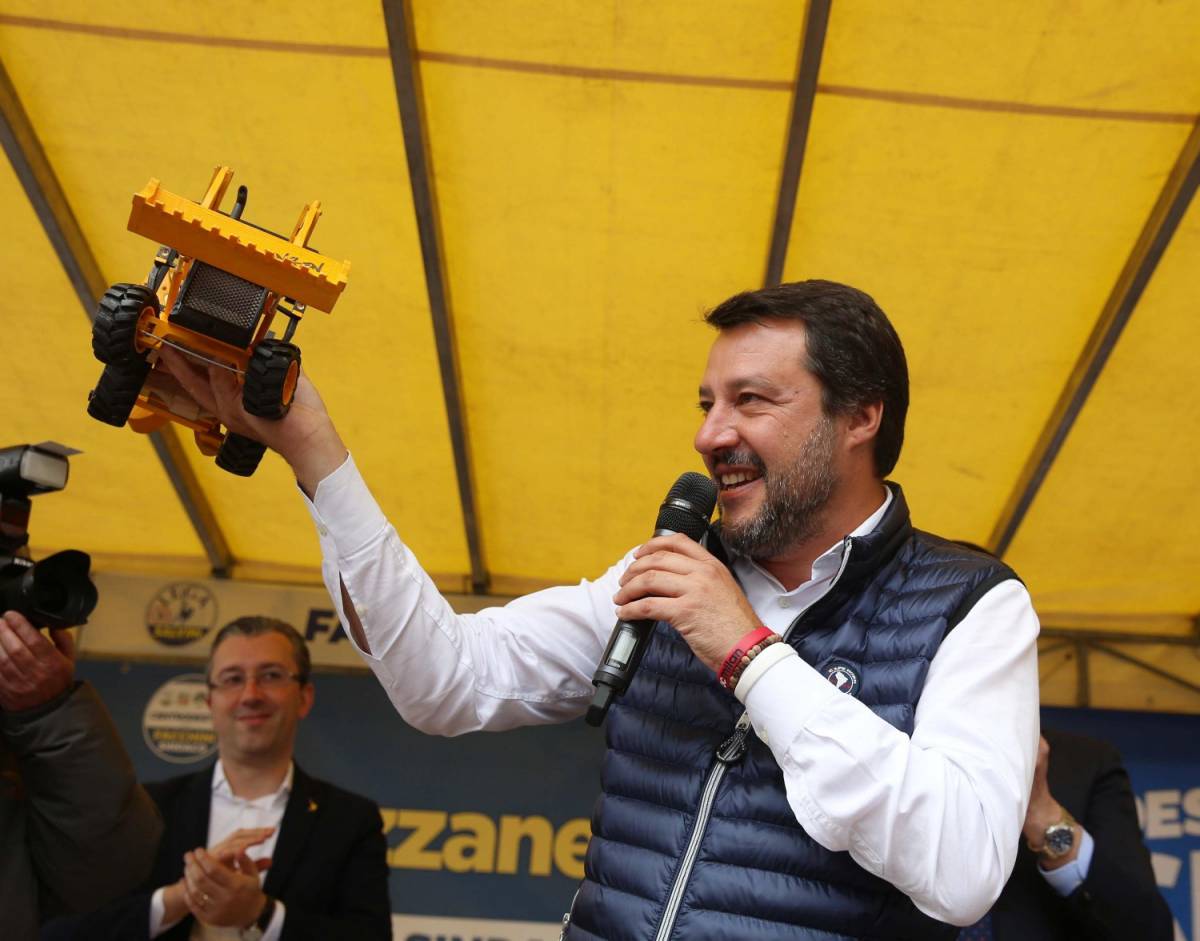 Dai "bacioni" alle "zecche": così Salvini risponde agli insulti