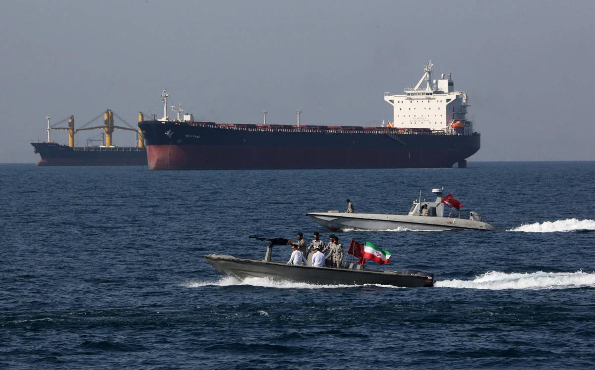 L'Iran assalta cargo legato a Israele: il blitz a Hormuz | Il video