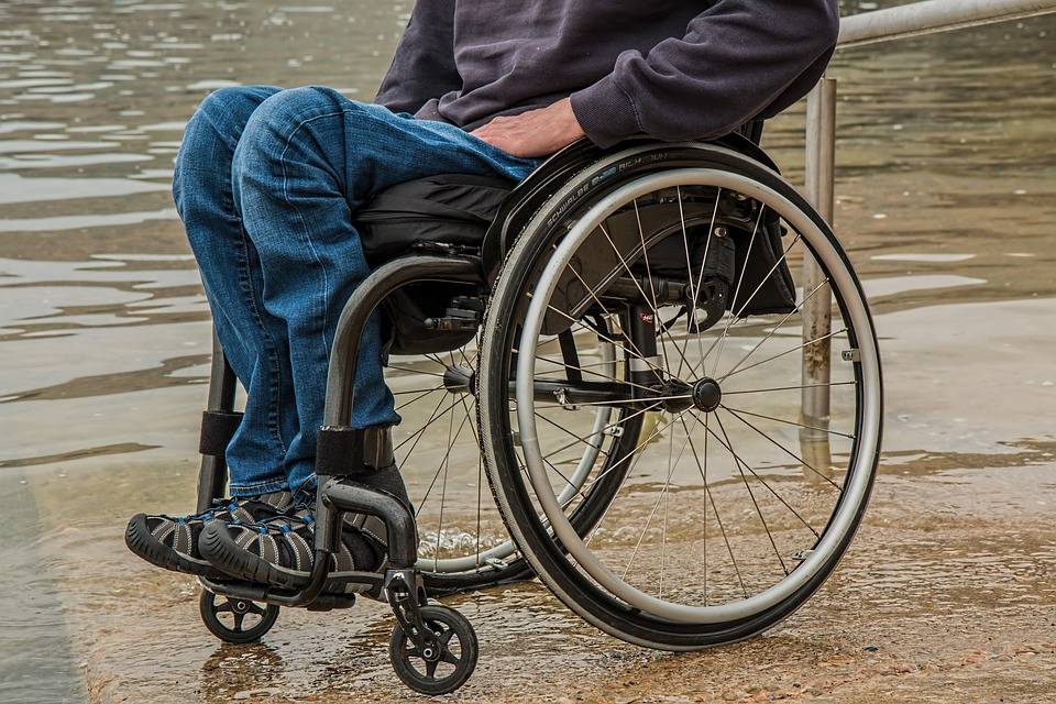 Disabile lasciato senza linea telefonica a causa di una bega condominiale 