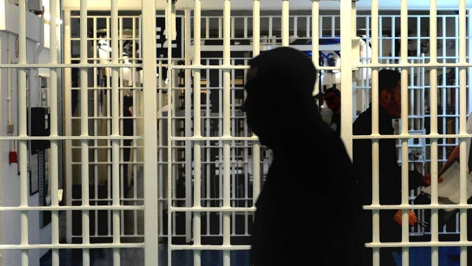 Caserta, detenuti dell'Est segano sbarre della cella e evadono dal carcere
