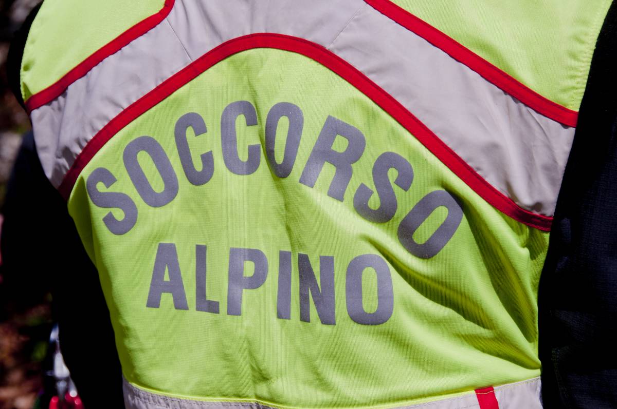 Ciclista in gita sul Vesuvio cade in un burrone e muore