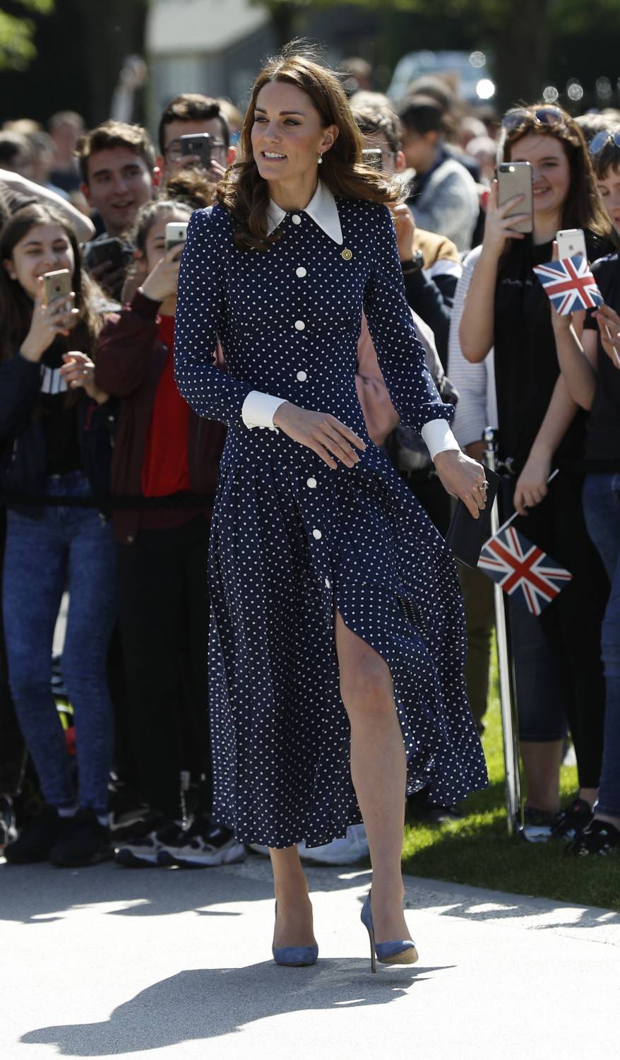 Kate Middleton infrange il protocollo e mostra le gambe