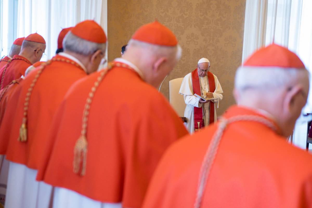 Il cardinale ha scelto: crocifisso con legno da barca per migranti
