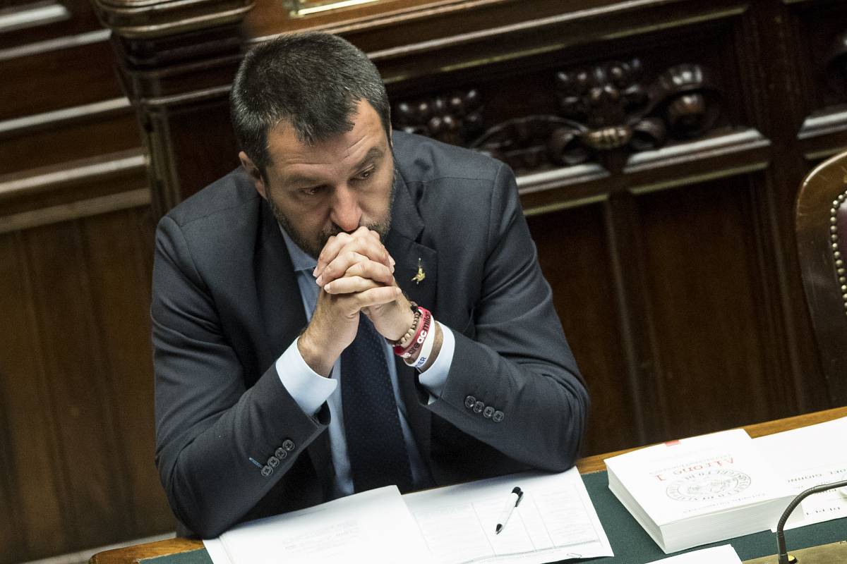Proiettile in busta per Salvini: "Non ho paura, vado avanti"