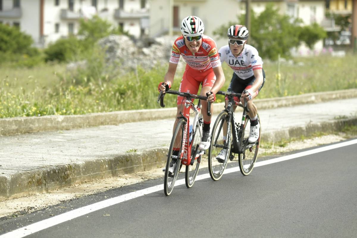 Giro d'Italia, 6a tappa: Masnada vince in volata. Conti nuova maglia Rosa