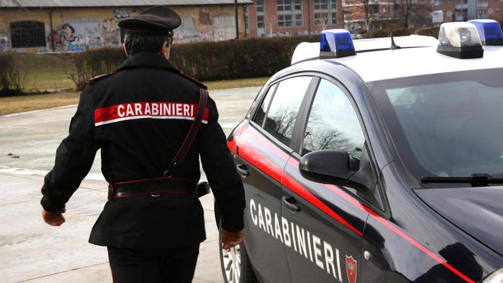 Firenze, straniero vuole rioccupare casa: donna minacciata con acido