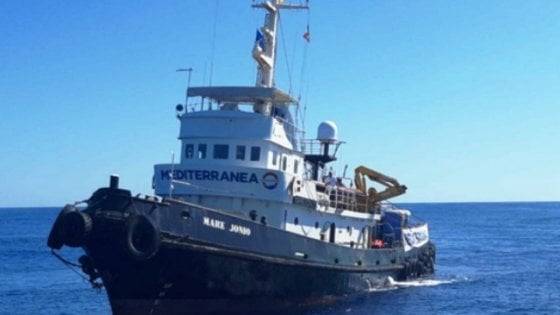A Lampedusa anche don Ciotti: "Sostengo l'equipaggio della Mare Jonio"