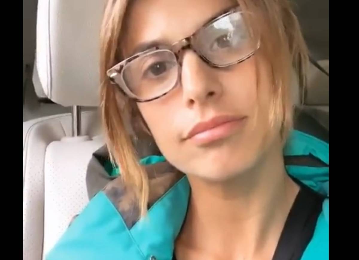 Elisabetta Canalis scherza in video: "Che brutta con gli occhiali!"