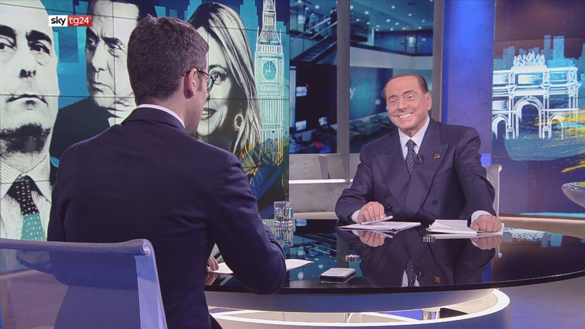 Berlusconi: "Salvini si convinca a lasciare questo governo"