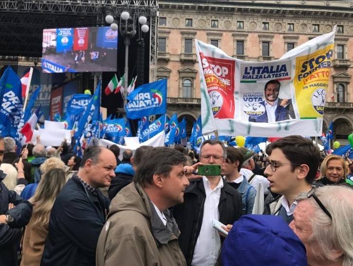 Calenda attacca i sovranisti: "Questi sul palco sono i peggiori nemici dell'Italia"