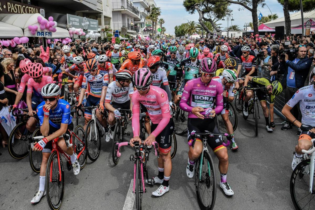 Giro d'Italia, ottava tappa: Ewan vince su Viviani e Ackermann. Conti ancora in Rosa