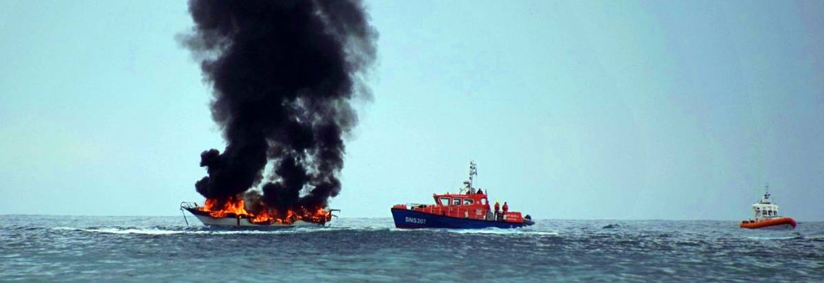 Brucia barca al largo di Ventimiglia, equipaggio si salva buttandosi in mare