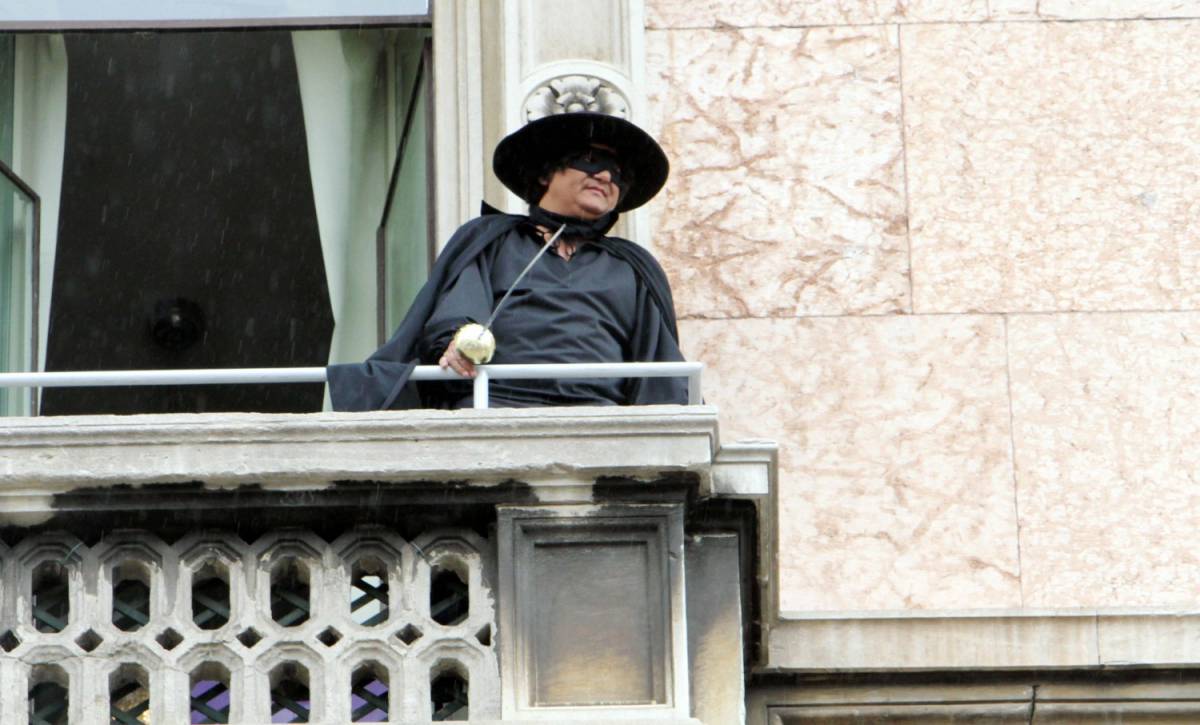 Dal balcone in Duomo spunta uno striscione e pure Zorro