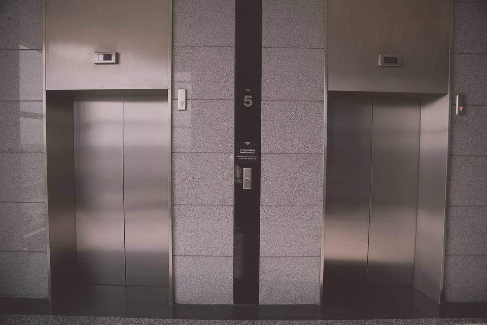 Pensionato precipita nel vano ascensore e muore sul colpo