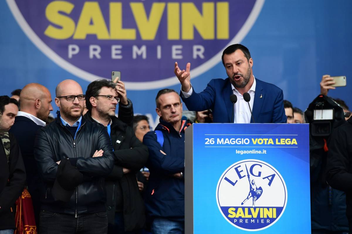 Il comizio sovranista a Milano. Salvini: "Estremista è chi guida la Ue"