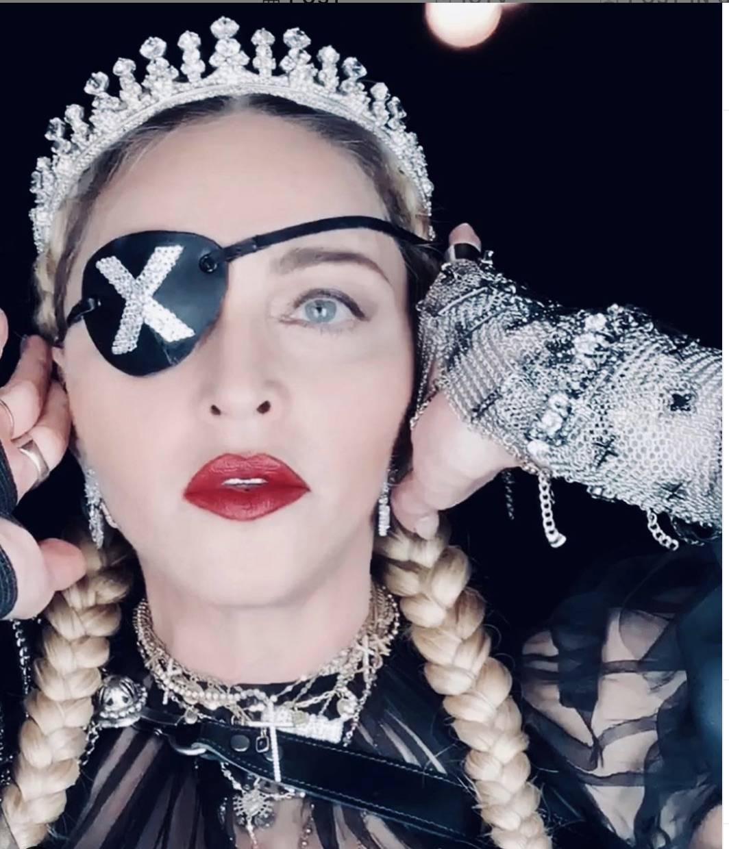  Madonna "stecca" all’Eurovision. E porta sul palco le bandiere di Israele e Palestina 