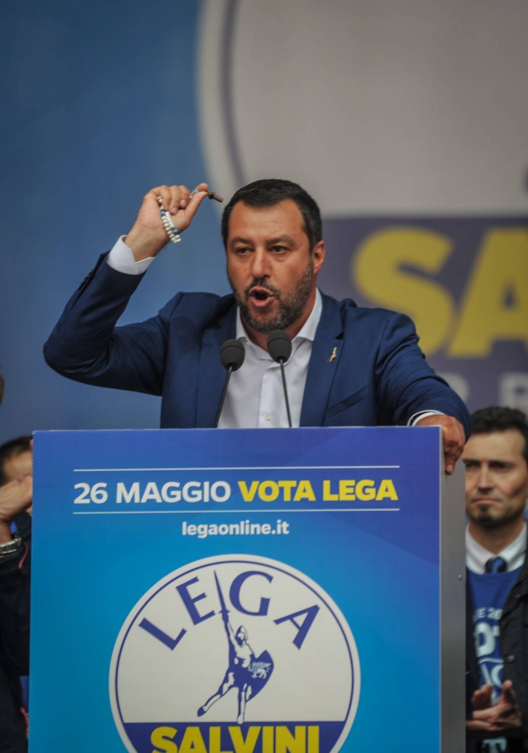 La Chiesa contro Salvini: "Dio è di tutti, invocarlo per sé è pericoloso"