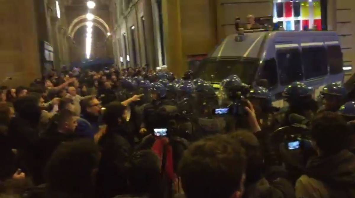 I soliti antagonisti in piazza: scontri con la polizia a Firenze