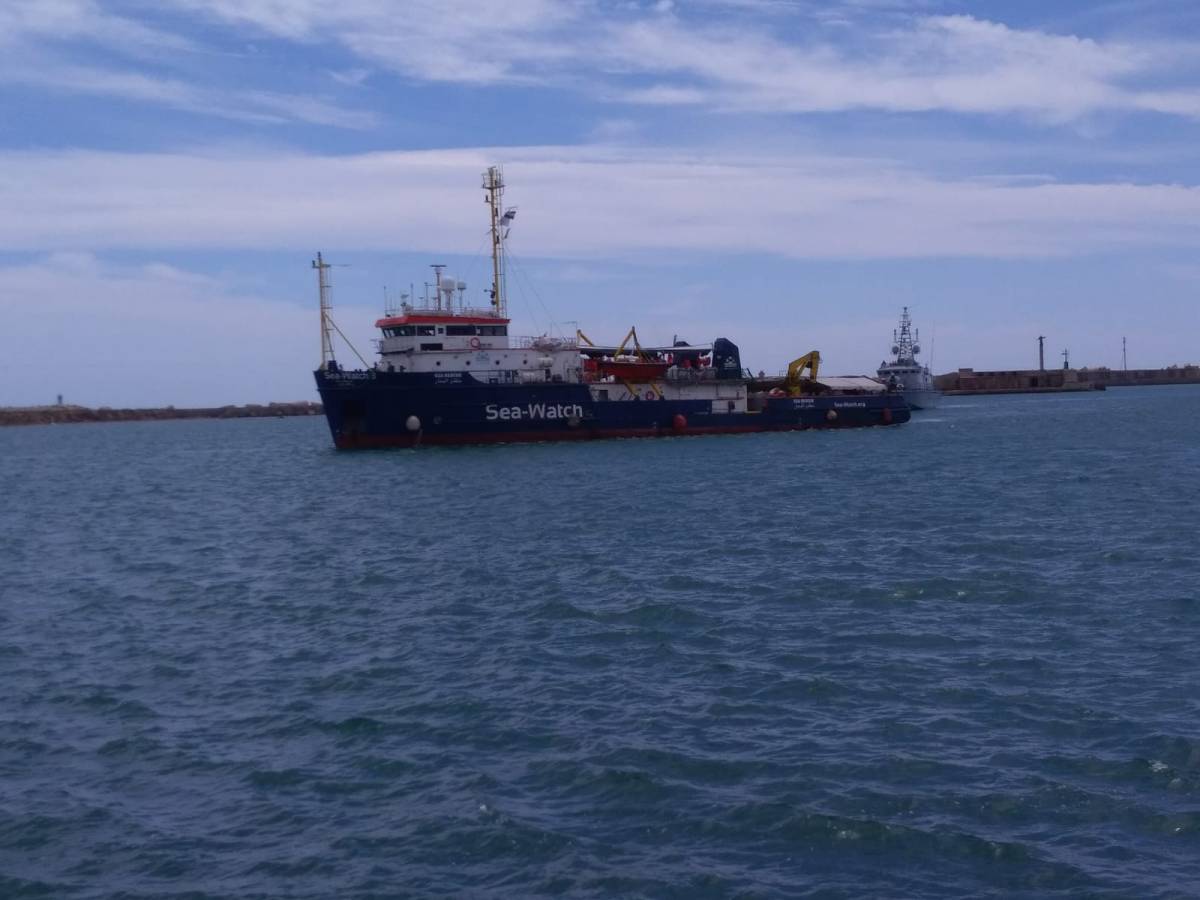 La nave ferma a 16 miglia da Lampedusa  ora è pronta a un nuovo braccio di ferro