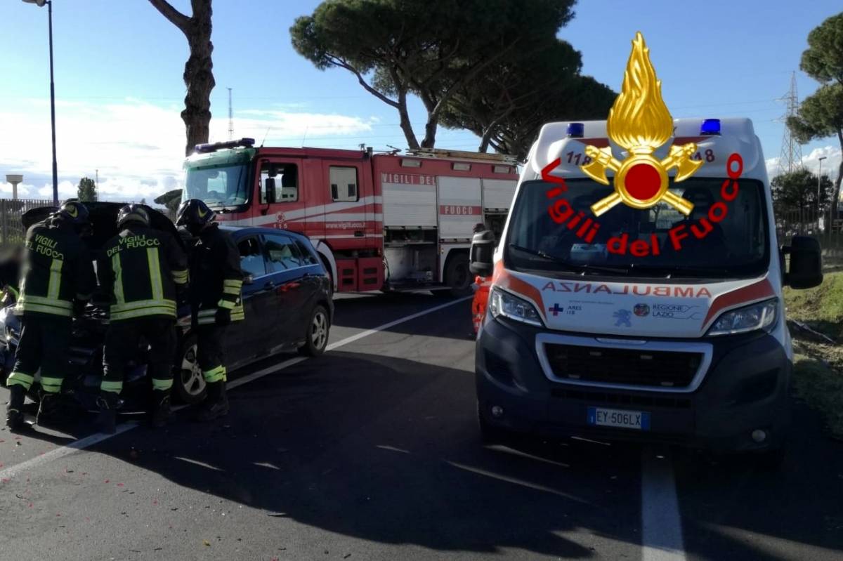 Roma, scontro tra tre auto: muore una 68enne, ferite sei persone