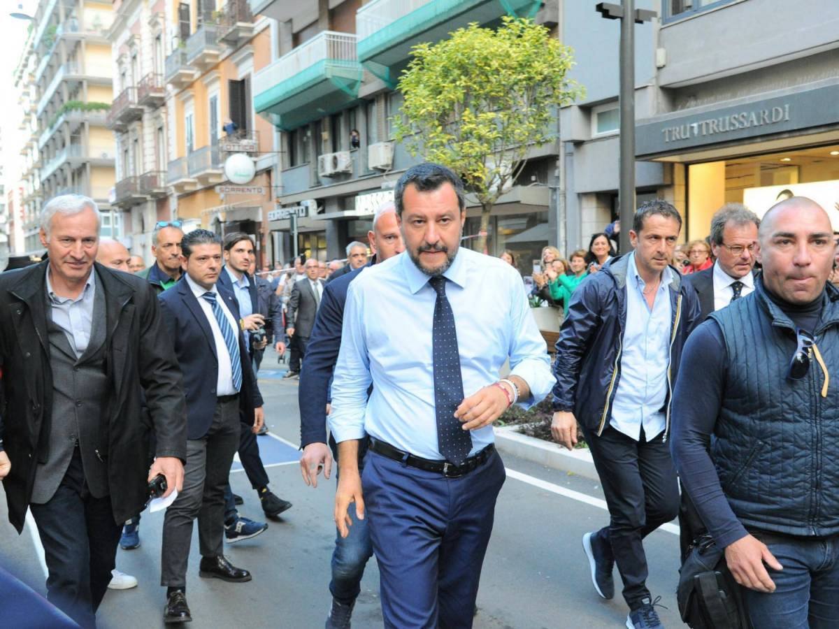 Salvini a Tria: "Non taglio gli 80 euro, sono qui per dare"
