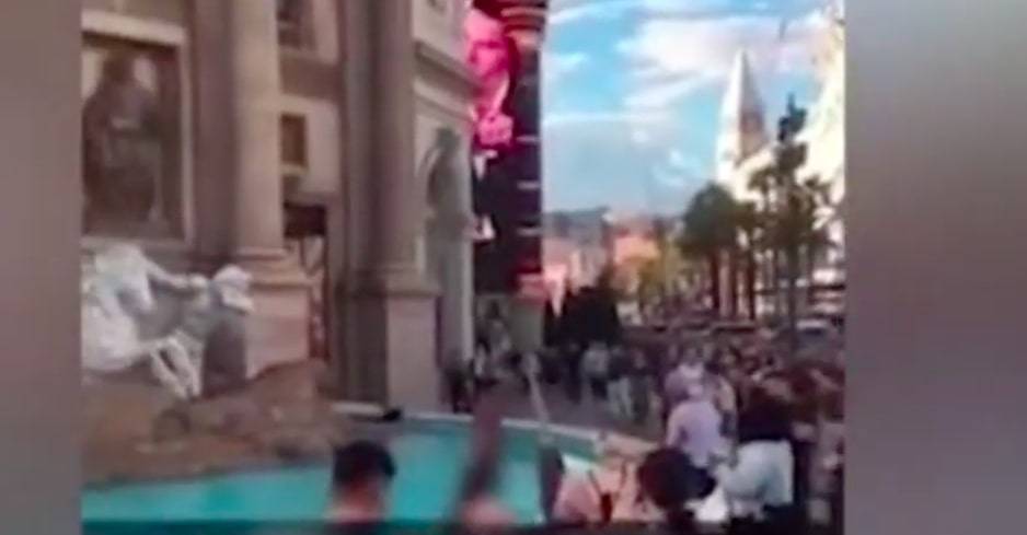 Las Vegas, una donna si fa un bagno nuda nella fontana del Caesar