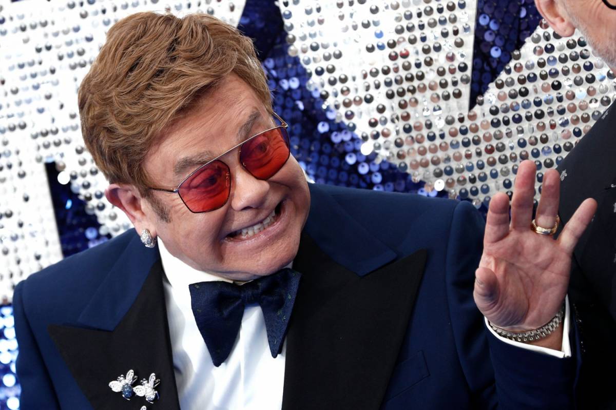Elton John scatenato in Australia: getta ​la valigia e manda a quel paese la security