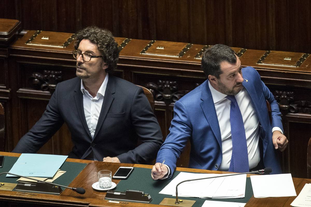 Salvini attacca: "Toninelli incapace". La replica: "Ti pago i mojito"