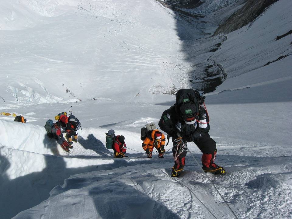 Nepal, nuovi regolamenti per la salita all'Everest: solo per alpinisti esperti