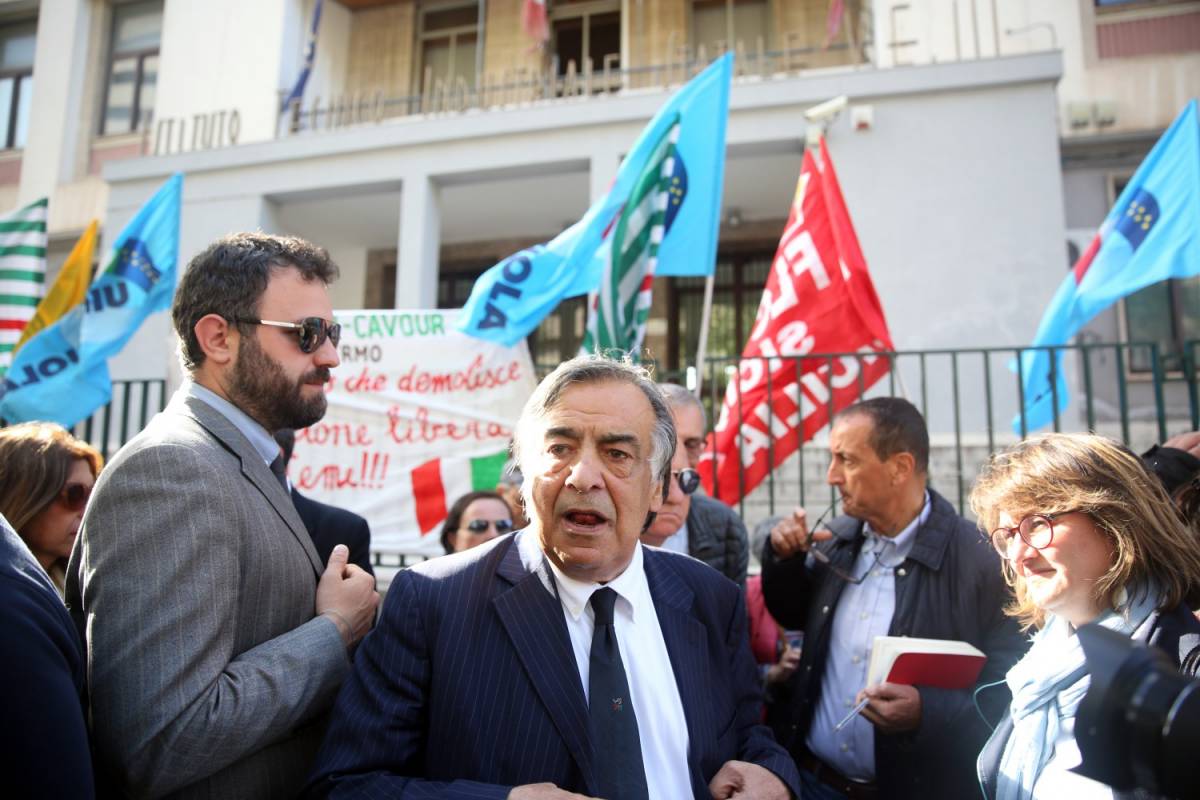 Orlando va via prima dell'arrivo di Salvini in aula bunker: "Viene a fare comizi elettorali"