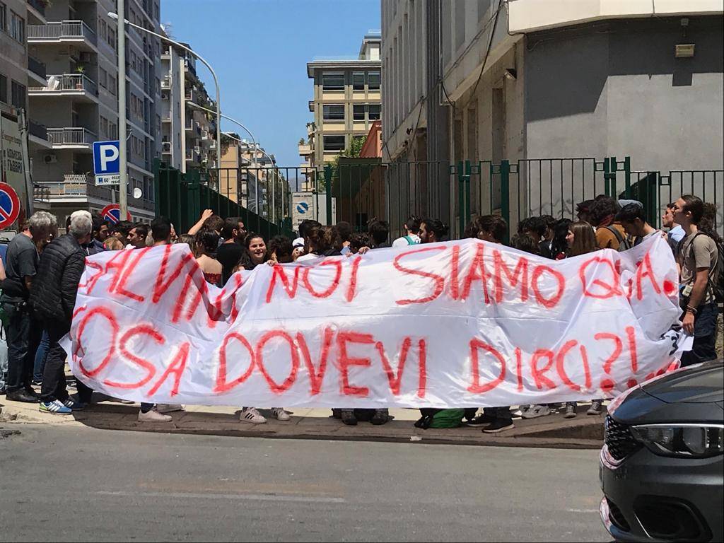 Gli studenti del liceo della docente sospesa in piazza contro Salvini