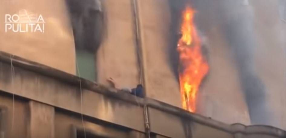 Roma, dà fuoco all'appartamento: il salvataggio è da film
