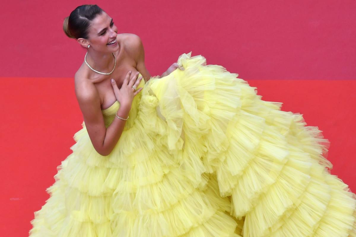 Incidente sexy a Cannes: Fernanda Liz scopre il décolleté sul red carpet