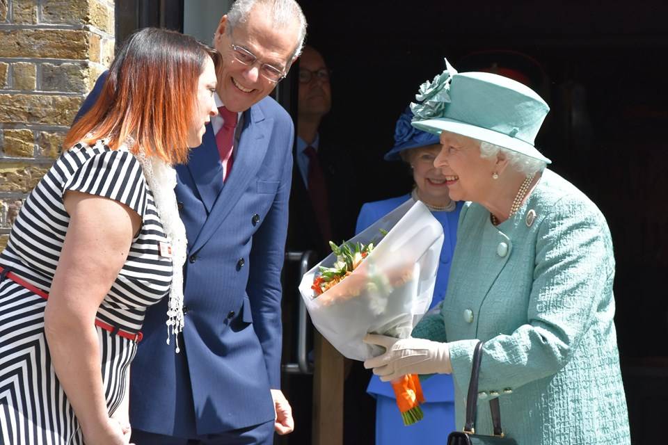 La regina Elisabetta infrange le regole del protocollo