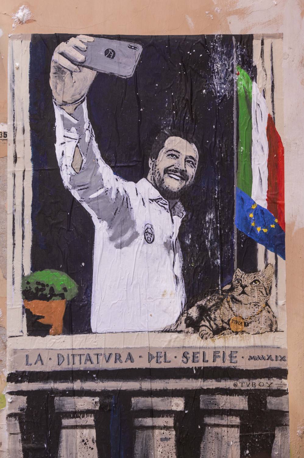 Salvini come Mussolini, a Roma il writer Tvboy colpisce ancora