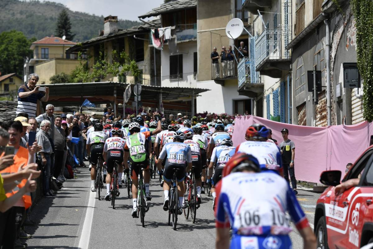 Giro d'Italia, Zakarin vince in solitaria la 13a tappa. Polanc resta in Rosa