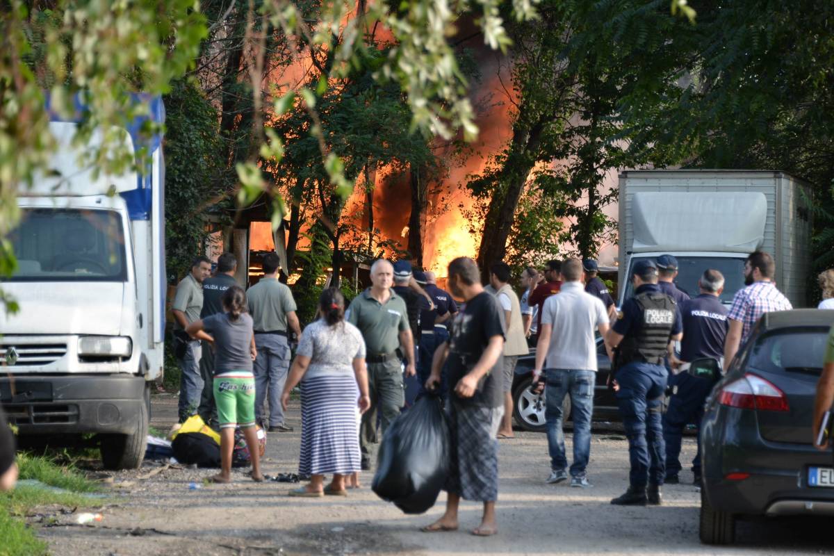 Torino, bruciavano auto e rifiuti causando fumi tossici: arrestati più di 20 rom
