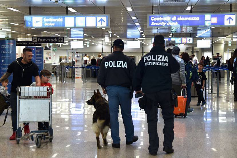 Bologna, aeroporto in tilt: pregiudicati magrebini fuggono da pista