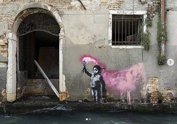 Banksy ha rivendicato il graffito. Ora il palazzo sale a 4,5 milioni