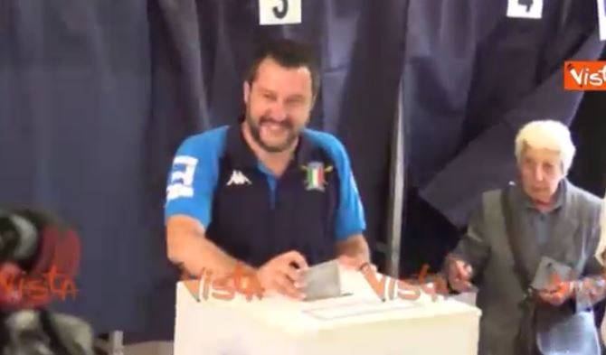 Elezioni, Salvini vota e la signora tenta di passargli la scheda. Il ministro: "Ho già i miei problemi"