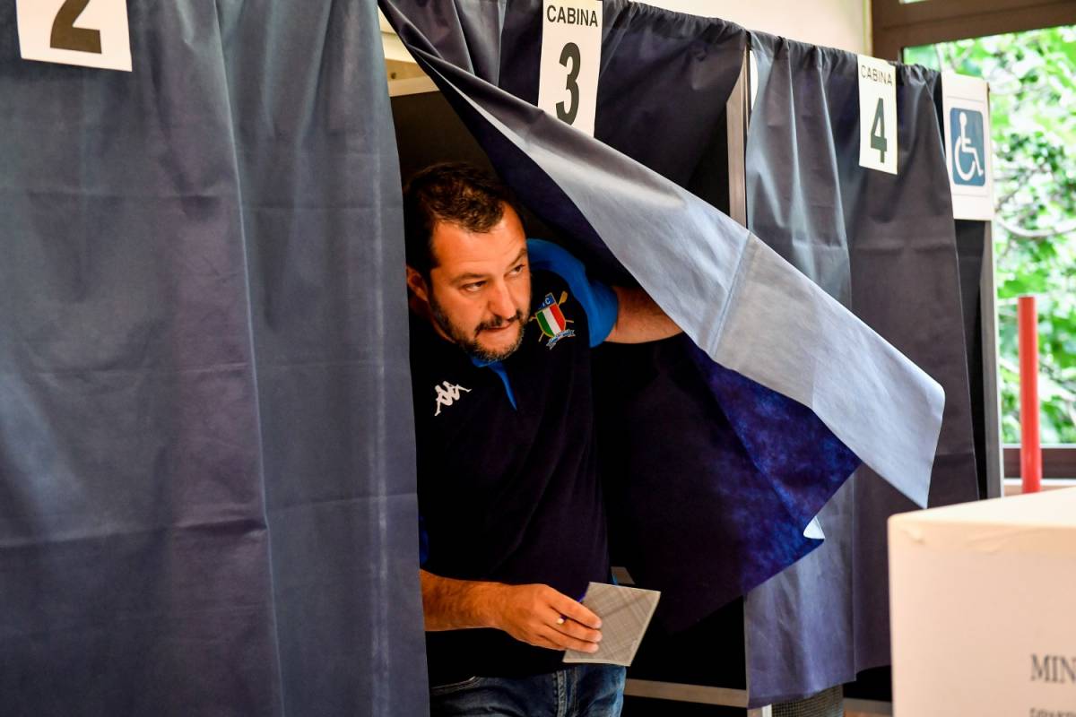 Elezioni, Salvini va a votare: "Ho già exit poll buoni... Da domani basta insulti"