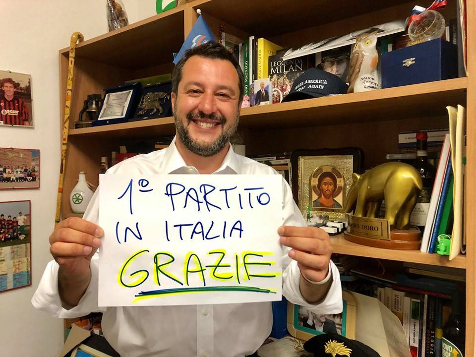 Nello studio di Salvini: dalla foto di Baresi al gufo portafortuna