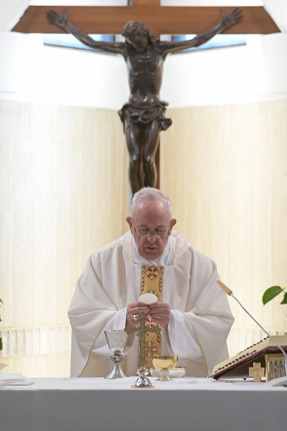 Il papa ai gesuiti: "La Chiesa è ferita da tensioni interne"