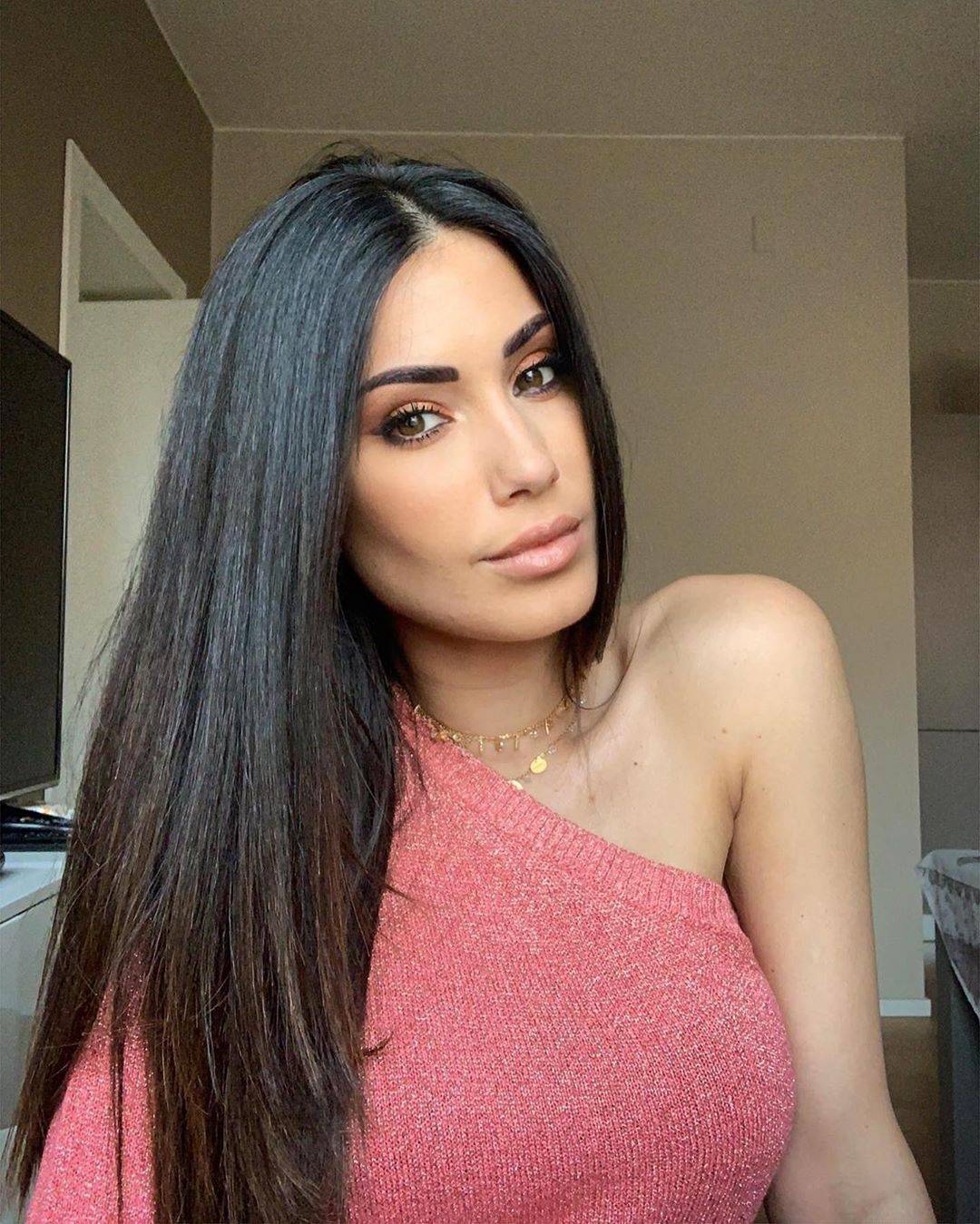 Federica Nargi sexy figlia dei fiori. Ma il web la massacra d'insulti