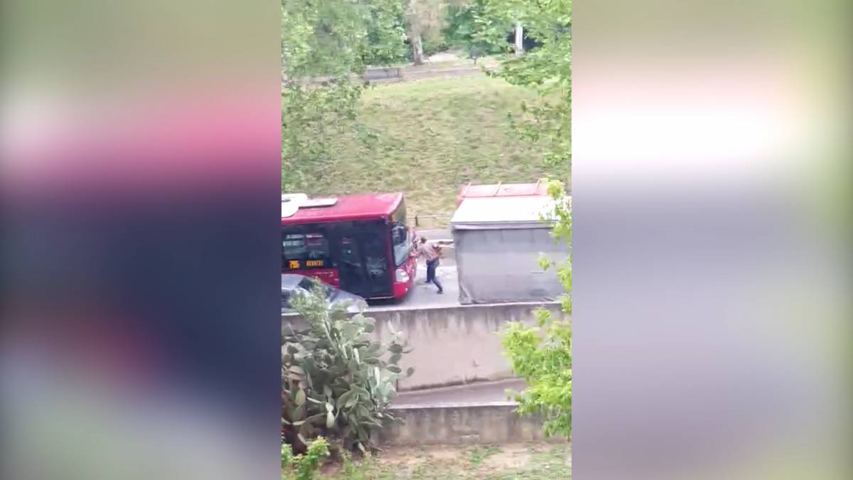 Autista tenta di travolgere un pedone con il bus
