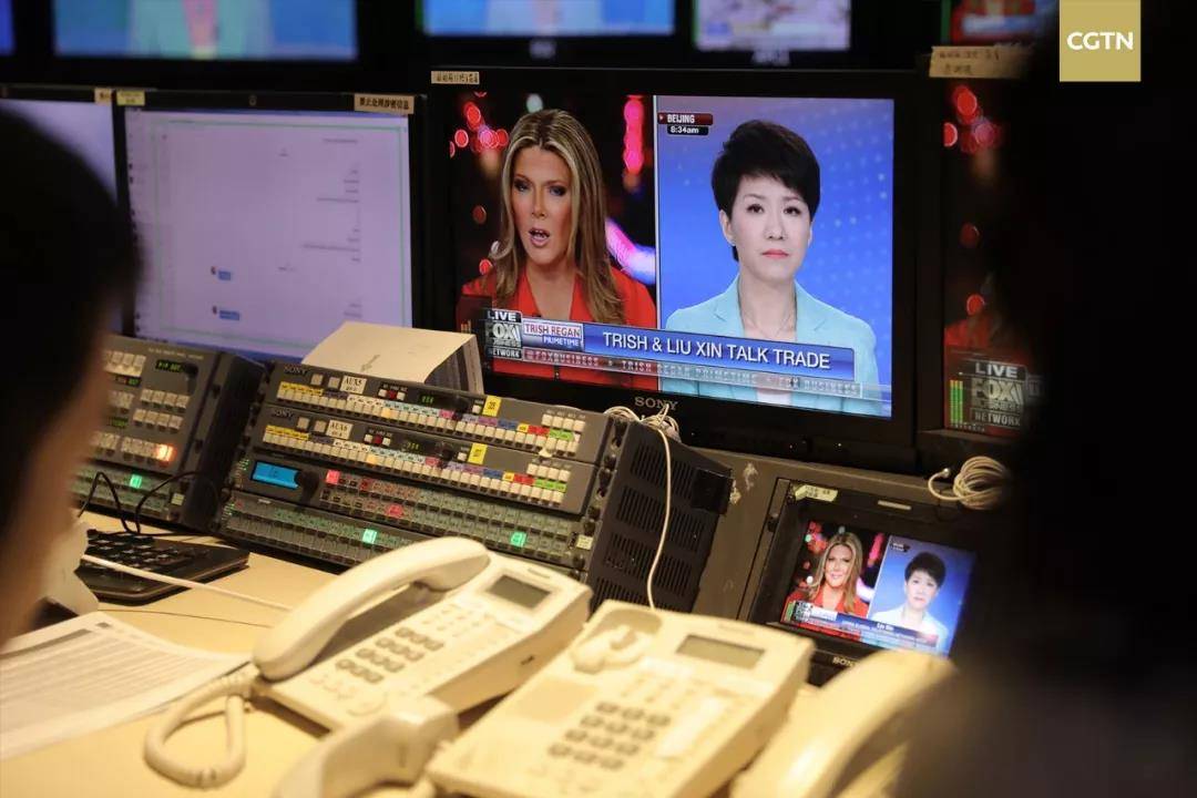 Primo confronto televisivo tra una conduttrice cinese ed una americana