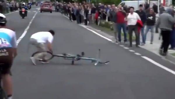 Giro d’Italia, scaglia bici in mezzo alla strada. Il gruppo frena in tempo