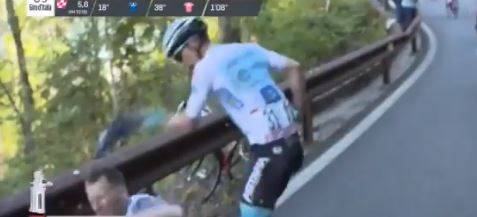 Giro d'Italia, Lopez cade per colpa del tifoso e poi lo prende a schiaffi